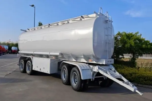 Drent IV axis oleum cisternina Drakar Trailer et misit ad Aequatoria