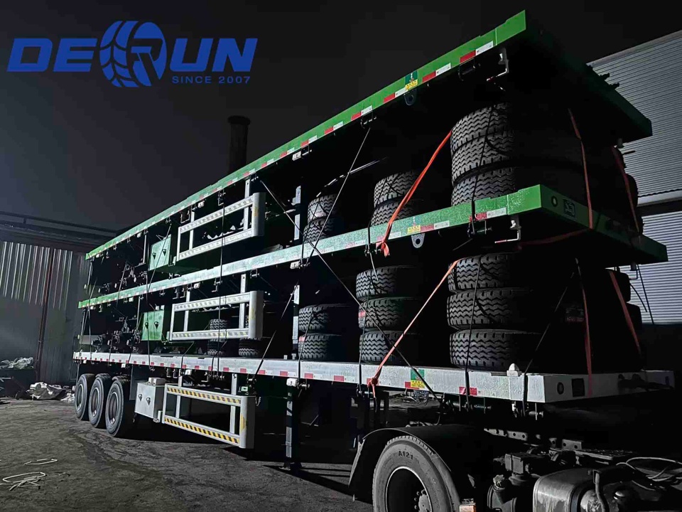 Tres flatbed semi trailers erit uit ad Algerium