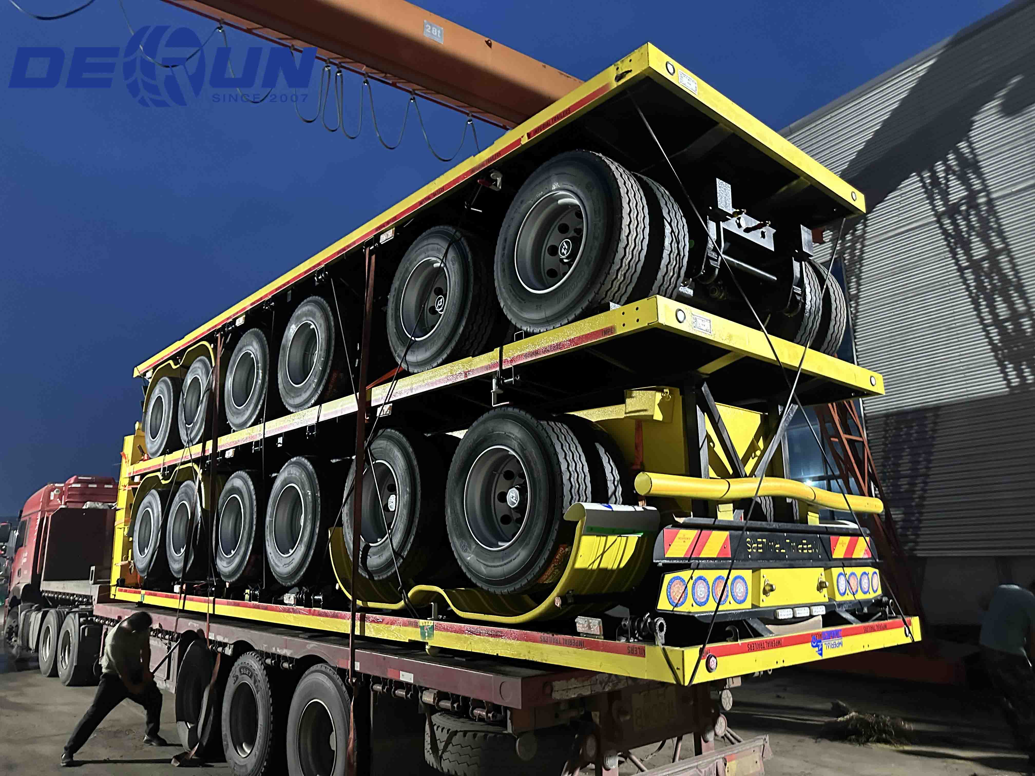 Tres flatbed semi-trailers erit uit ad mozambicum