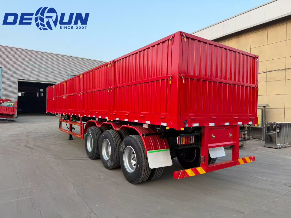 Tres aliquet semi-trailer in Sudania portabuntur.