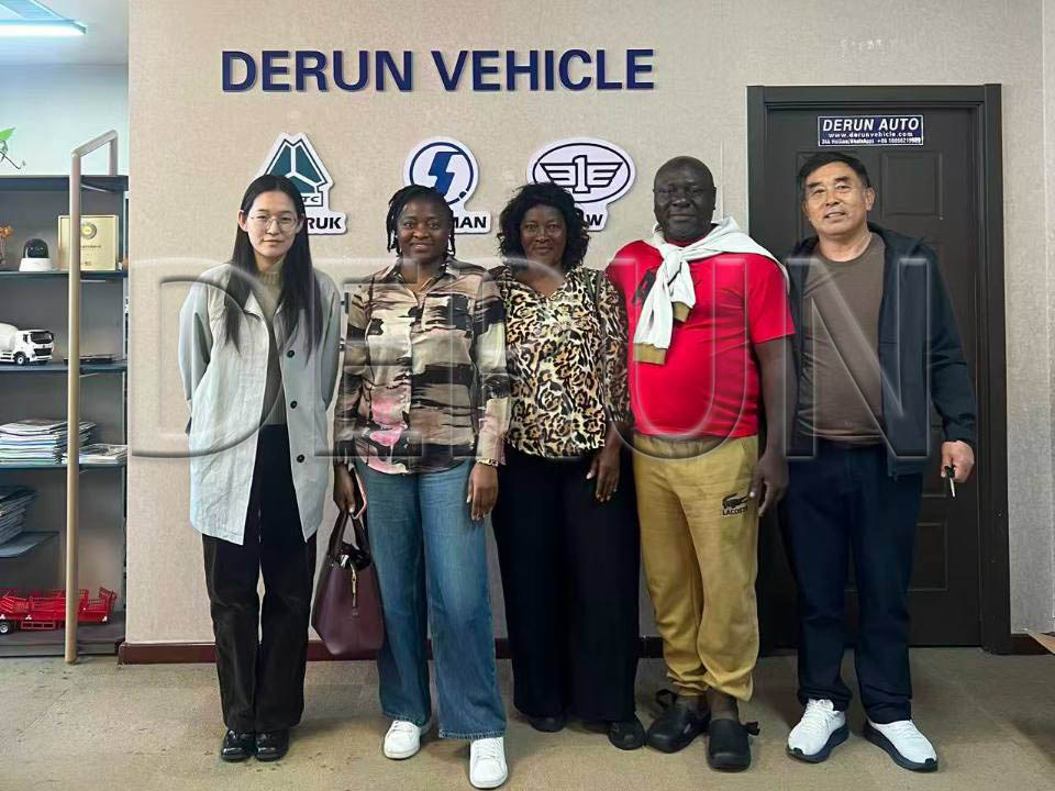 Clientes Gabon visitavit Derun Auto et emerunt quinque Trucks