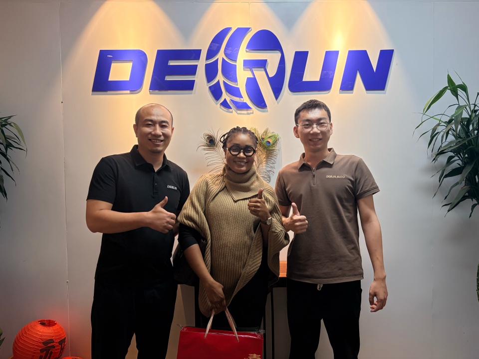 Guinean Clients Visited Derun and Signed contract for Sinotruk Howo 6x4 Tractor truck and trailer